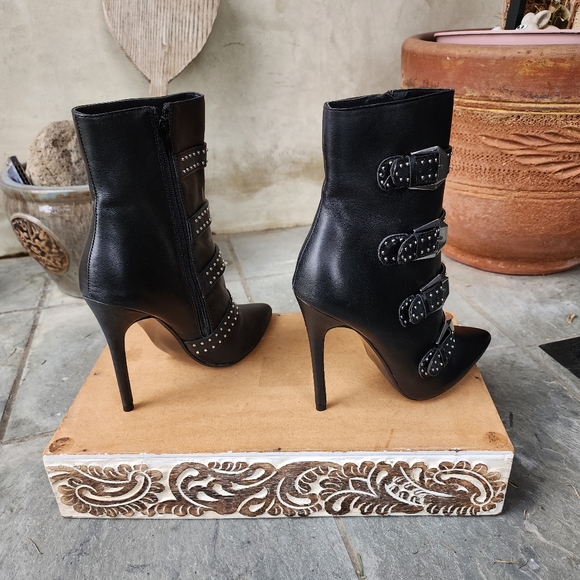 Sassy & Sexy Steve Madden Black Leather Booties - Picture 9 of 12